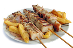 Souvlaki-Spieße mit Pommes